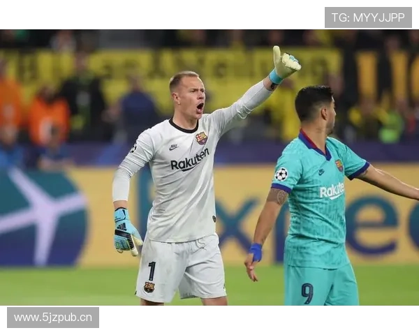 受伤后特尔施特根躺在地上痛苦大叫:我的膝盖,我的膝盖! 受伤后特尔施特根躺在地上痛苦大叫:我的膝盖,我的膝盖!